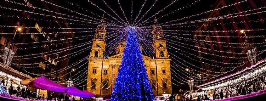 christmas markets of budapest Image by Gábor Bejó from Pixabay